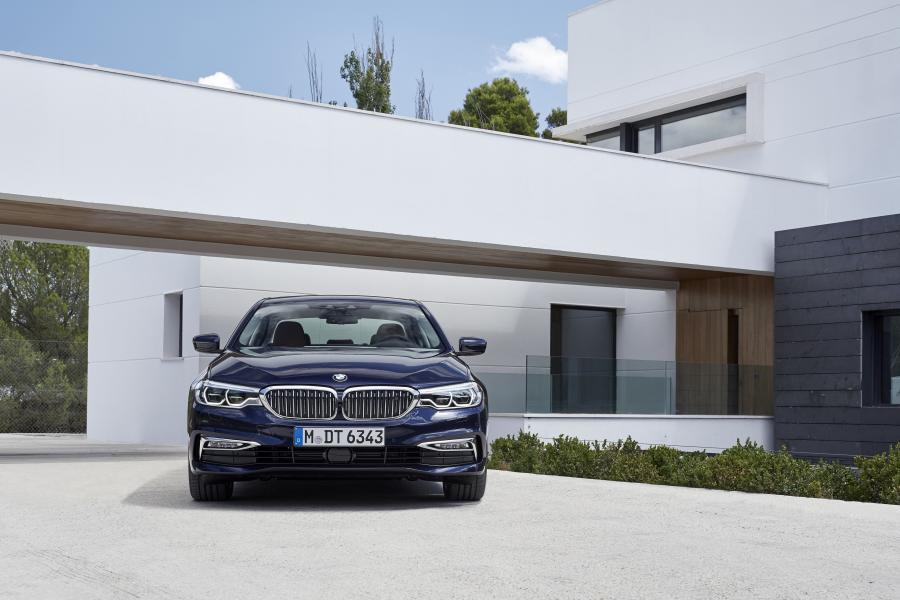  BMW 530d xDrive Sedan Luxury Line 2017 года  (WW) (фото 39 из 61)